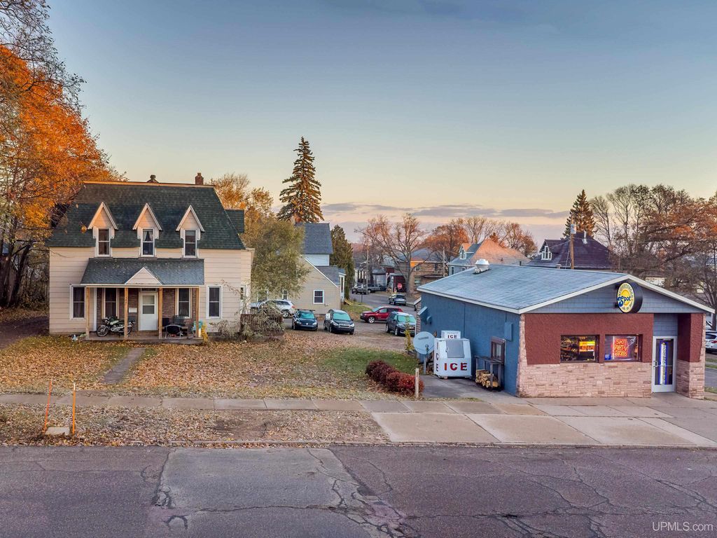 127 E Hewitt Avenue, Marquette, MI 49855