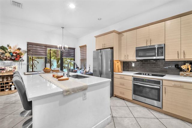 3575 W 97th St, Hialeah, FL 33018