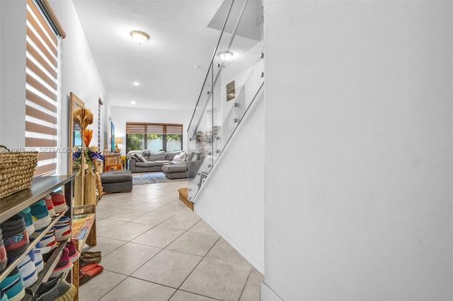 3575 W 97th St, Hialeah, FL 33018