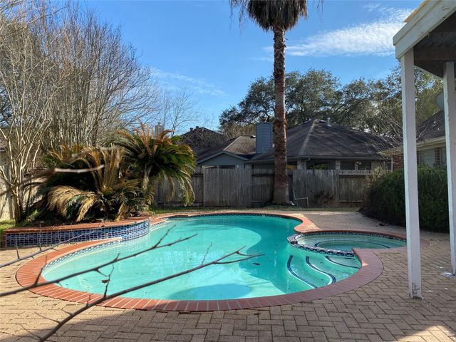 215 W New Meadows Drive, Sugar Land, TX 77479