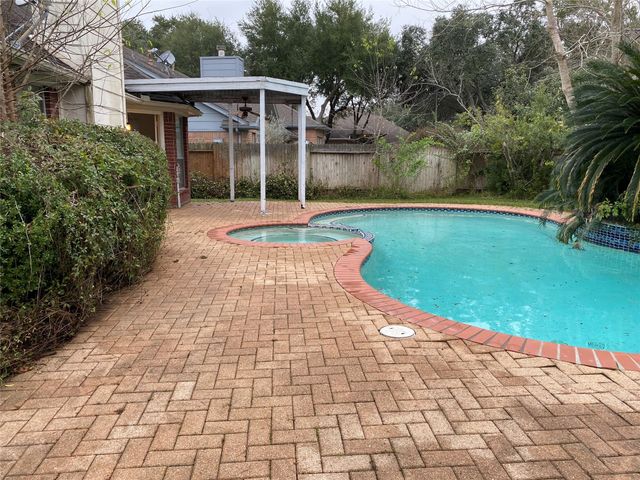 215 W New Meadows Drive, Sugar Land, TX 77479