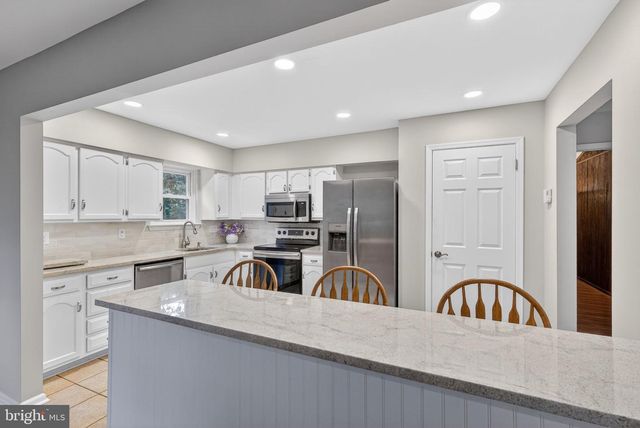 1189 BLUESTONE DR, Bethlehem, PA 18017