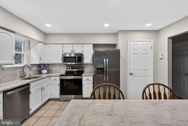 1189 BLUESTONE DR, Bethlehem, PA 18017