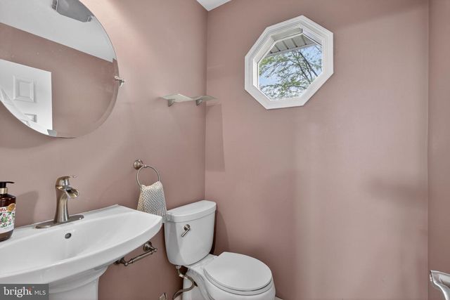 1189 BLUESTONE DR, Bethlehem, PA 18017