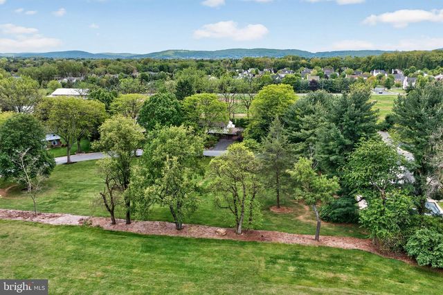 1189 BLUESTONE DR, Bethlehem, PA 18017