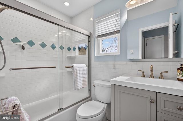 1189 BLUESTONE DR, Bethlehem, PA 18017
