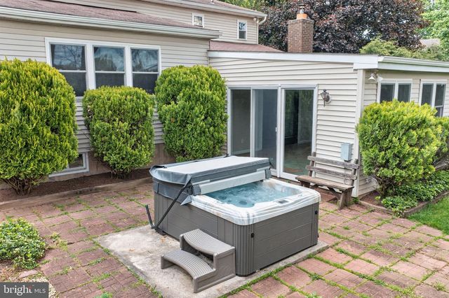 1189 BLUESTONE DR, Bethlehem, PA 18017