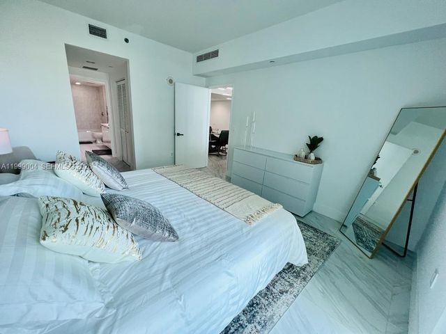 951 W Brickell Ave 607, Miami, FL 33131