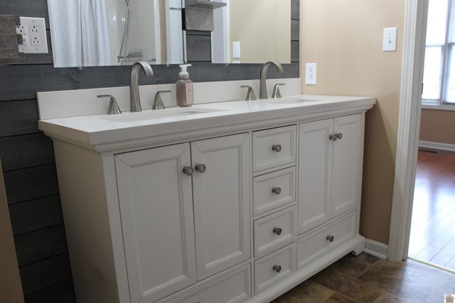 265 Green Oaks lane, Benton, KY 45025