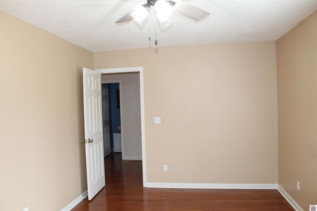 265 Green Oaks lane, Benton, KY 45025