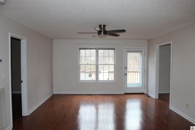 265 Green Oaks lane, Benton, KY 45025