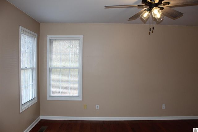 265 Green Oaks lane, Benton, KY 45025