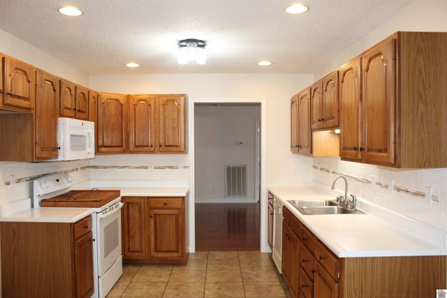 265 Green Oaks lane, Benton, KY 45025