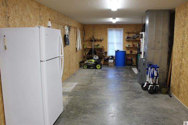 265 Green Oaks lane, Benton, KY 45025