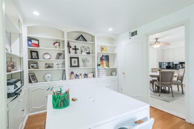 6122 Piping Rock Lane, Houston, TX 77057