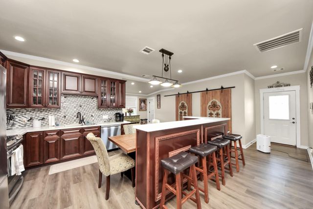 1106 S 8th Street, La Porte, TX 77571