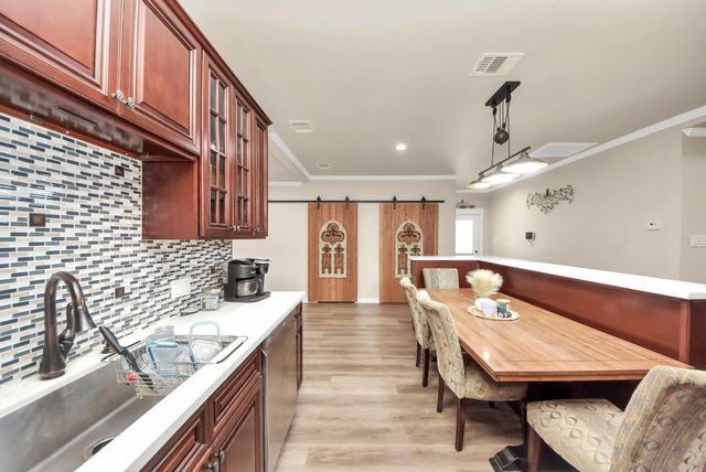 1106 S 8th Street, La Porte, TX 77571