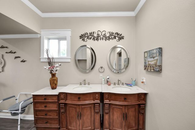 1106 S 8th Street, La Porte, TX 77571