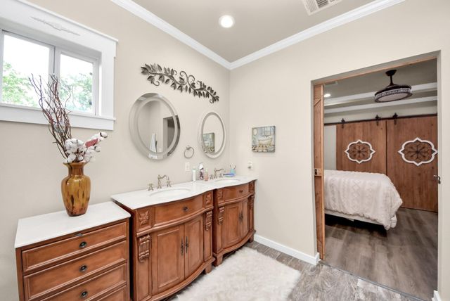 1106 S 8th Street, La Porte, TX 77571