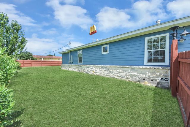1106 S 8th Street, La Porte, TX 77571