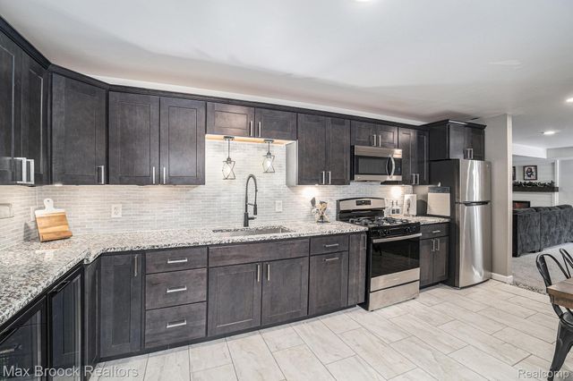 11412 Delmar Drive, Fenton, MI 48430