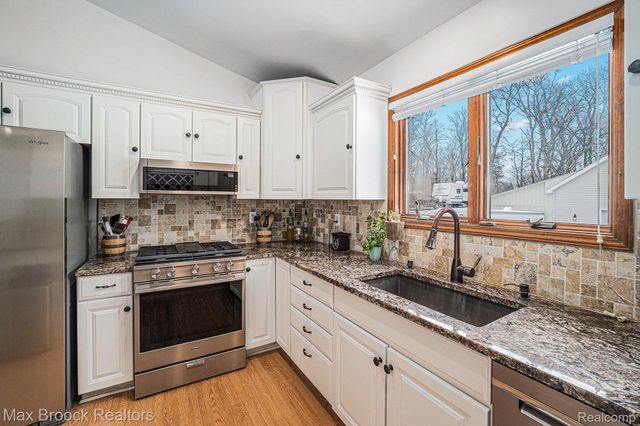 11412 Delmar Drive, Fenton, MI 48430