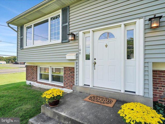 100 HEATHER DR, Mount Laurel, NJ 08054