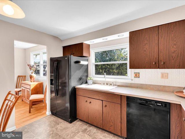 100 HEATHER DR, Mount Laurel, NJ 08054