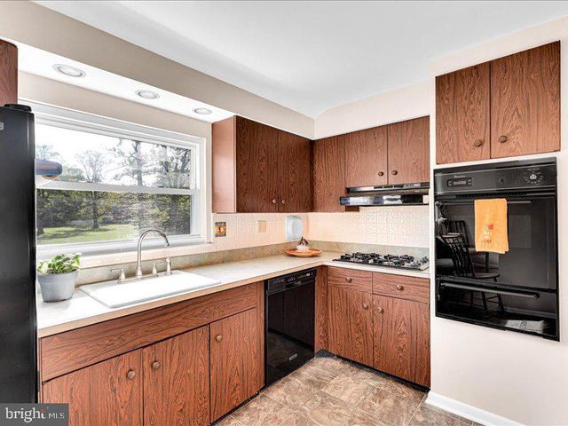 100 HEATHER DR, Mount Laurel, NJ 08054