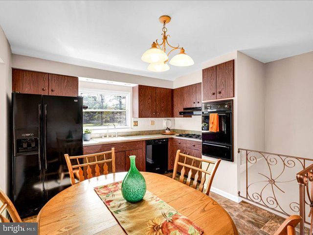 100 HEATHER DR, Mount Laurel, NJ 08054