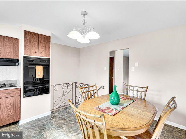 100 HEATHER DR, Mount Laurel, NJ 08054