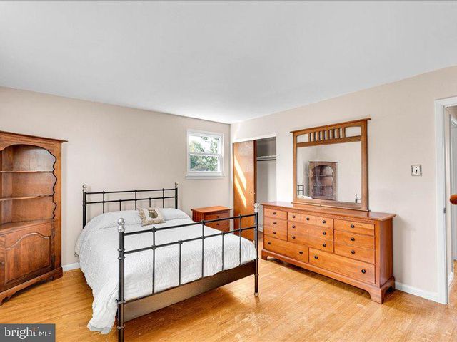 100 HEATHER DR, Mount Laurel, NJ 08054