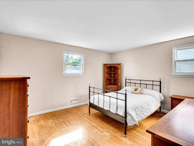100 HEATHER DR, Mount Laurel, NJ 08054