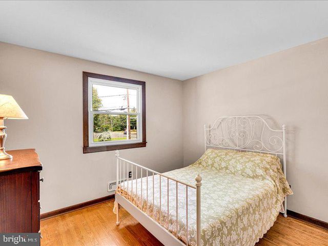 100 HEATHER DR, Mount Laurel, NJ 08054