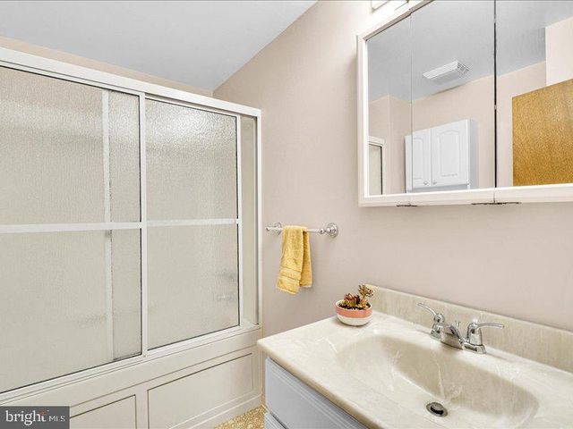 100 HEATHER DR, Mount Laurel, NJ 08054