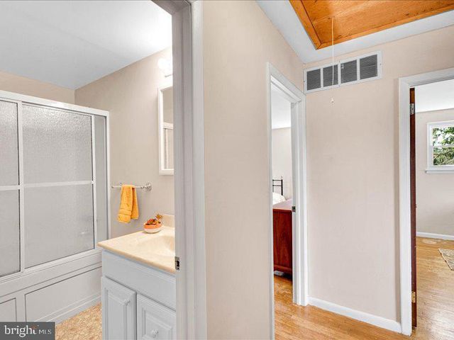 100 HEATHER DR, Mount Laurel, NJ 08054
