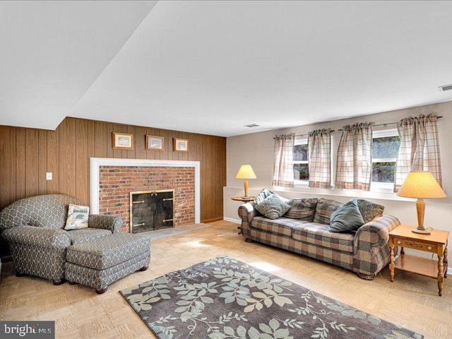 100 HEATHER DR, Mount Laurel, NJ 08054
