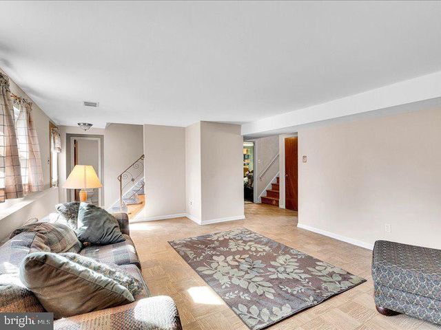 100 HEATHER DR, Mount Laurel, NJ 08054