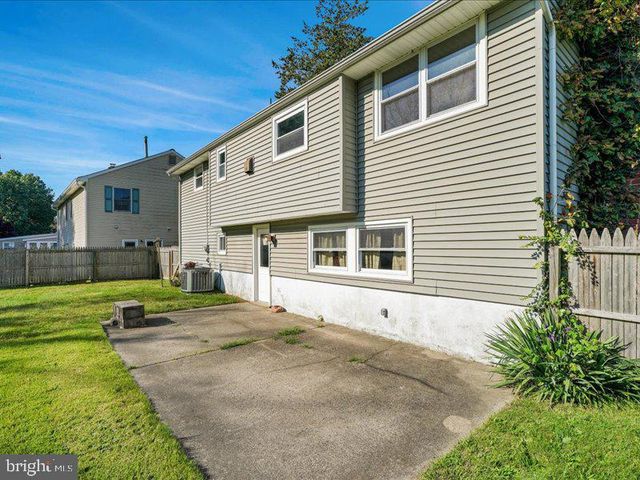 100 HEATHER DR, Mount Laurel, NJ 08054
