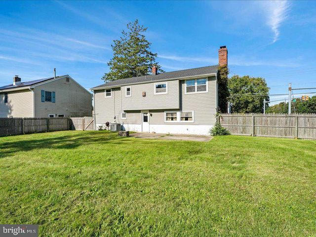 100 HEATHER DR, Mount Laurel, NJ 08054