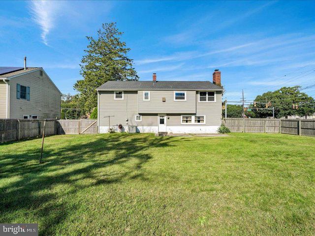 100 HEATHER DR, Mount Laurel, NJ 08054