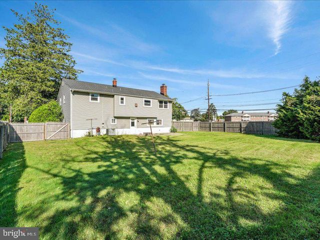 100 HEATHER DR, Mount Laurel, NJ 08054