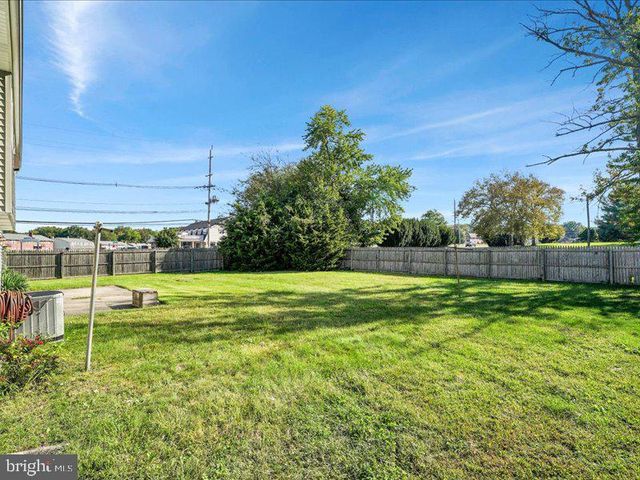 100 HEATHER DR, Mount Laurel, NJ 08054