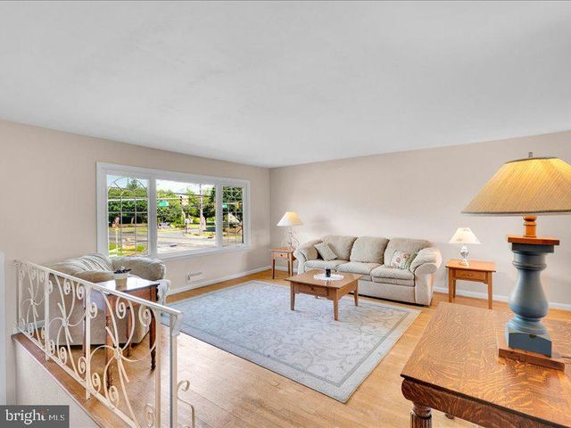 100 HEATHER DR, Mount Laurel, NJ 08054