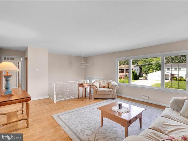100 HEATHER DR, Mount Laurel, NJ 08054