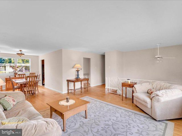 100 HEATHER DR, Mount Laurel, NJ 08054