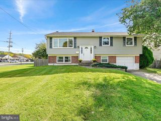 100 HEATHER DR, Mount Laurel, NJ 08054
