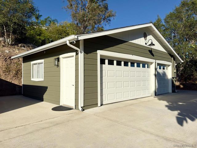 1418 York Dr, Vista, CA 92084