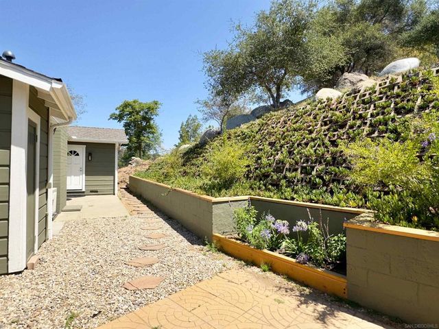 1418 York Dr, Vista, CA 92084
