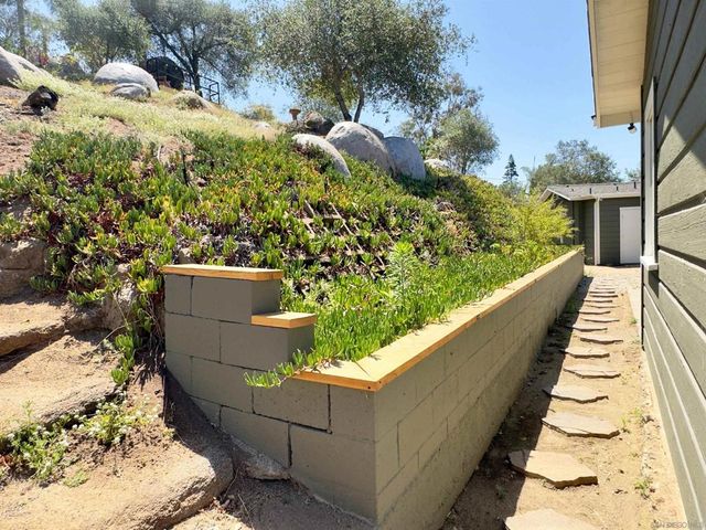 1418 York Dr, Vista, CA 92084